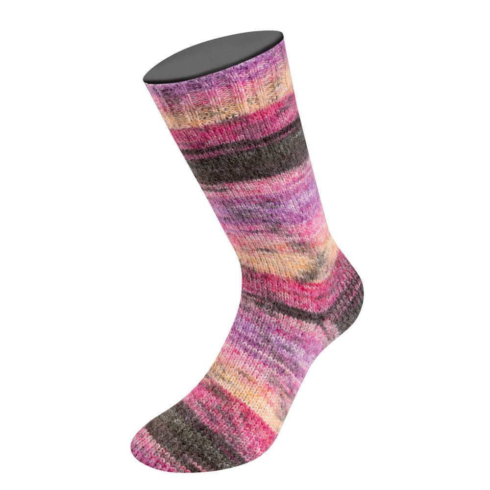 Lana Grossa Cosy Socks Dream 257 Roodviolet / Pruim / Lila / Terracotta / Donker- / Middelgrijs / Roze / Saffraangeel - detailfoto van het kleurverloop en draadstructuur - Lana Grossa Cosy Socks Dream 257 Roodviolet/Pruim/Lila/Terracotta/Donker-/Middelgrijs/Roze/Saffraangeel