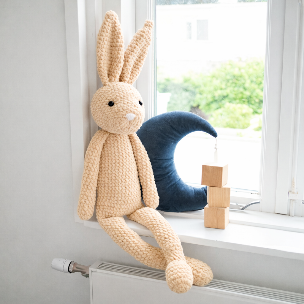 Gehaakte bunny op vensterbank — gemaakt met Create-it Konijn Haakpakket