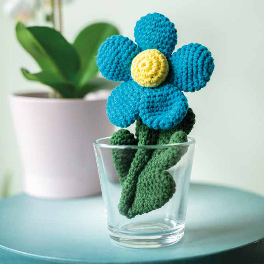 Blauwe bloem — sfeerbeeld met Dikkie Dik Blauwe Bloem Garenpakket