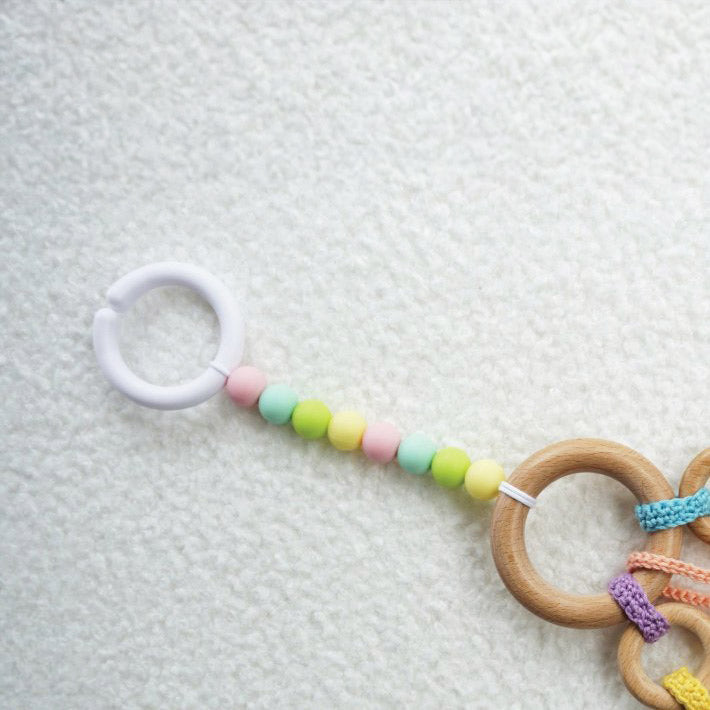Speenkoord en speelhanger rainbow — gemaakt met Durable Bijtring Hart met Noppen (2)