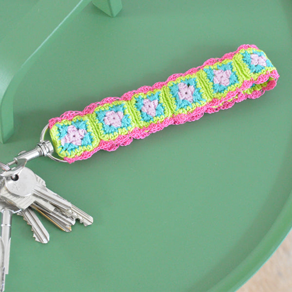 Mini granny squares sleutelhanger haakpatroon — gemaakt met Durable Borduur- en haakkatoen