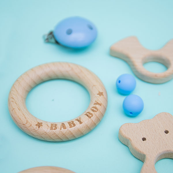 Bijtring baby boy — sfeerbeeld met Durable Houten Bijtring Baby Boy