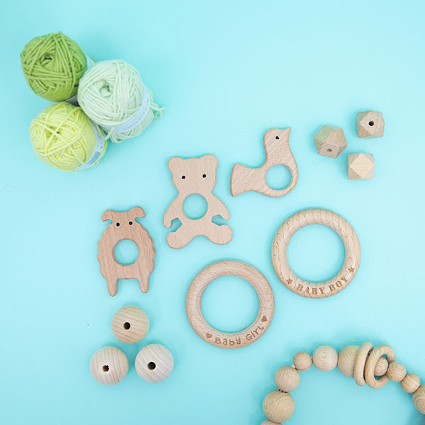 Bijtring baby boy — sfeerbeeld met Durable Houten Bijtring Baby Boy (3)