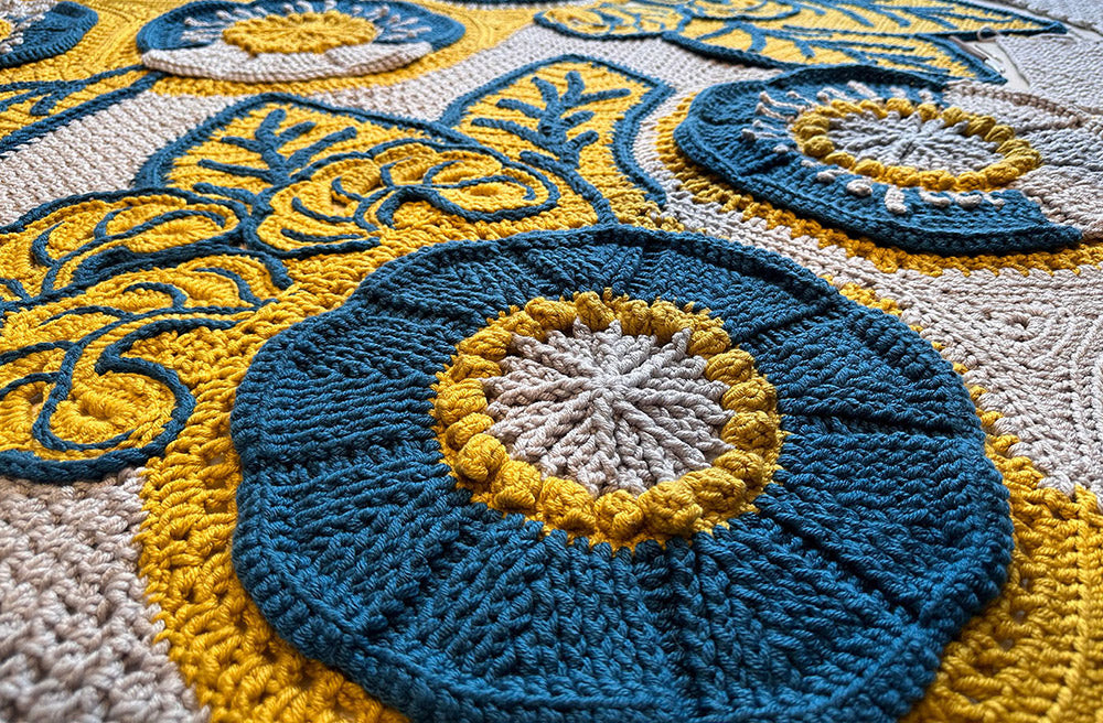 Floral blooms — gemaakt met Floral Blooms Blanket - The Queen of Loops Haakpakket