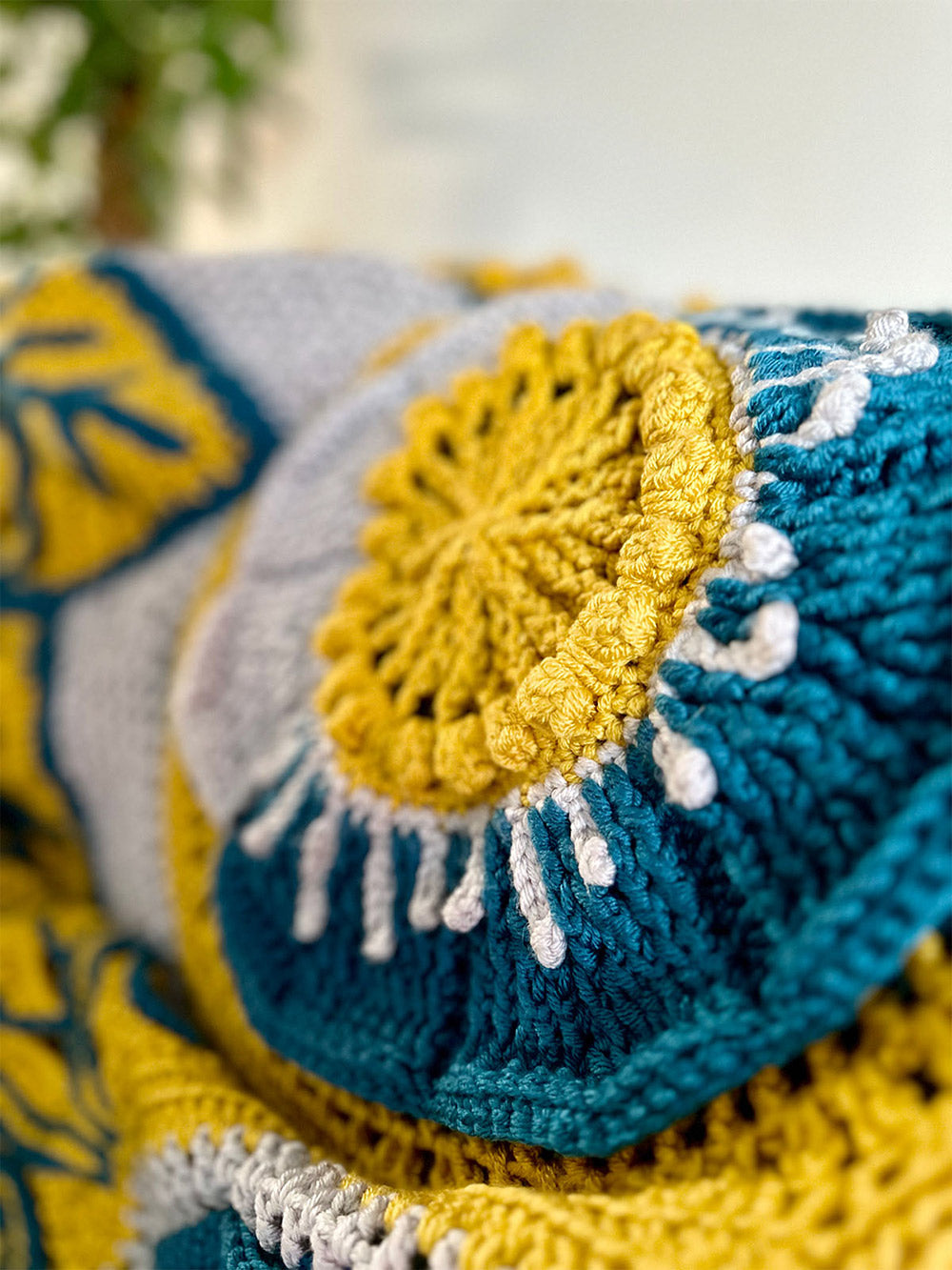 Floral blooms bl — gemaakt met Floral Blooms Cushion All Cushions Haakpakket - The Queen of Loops