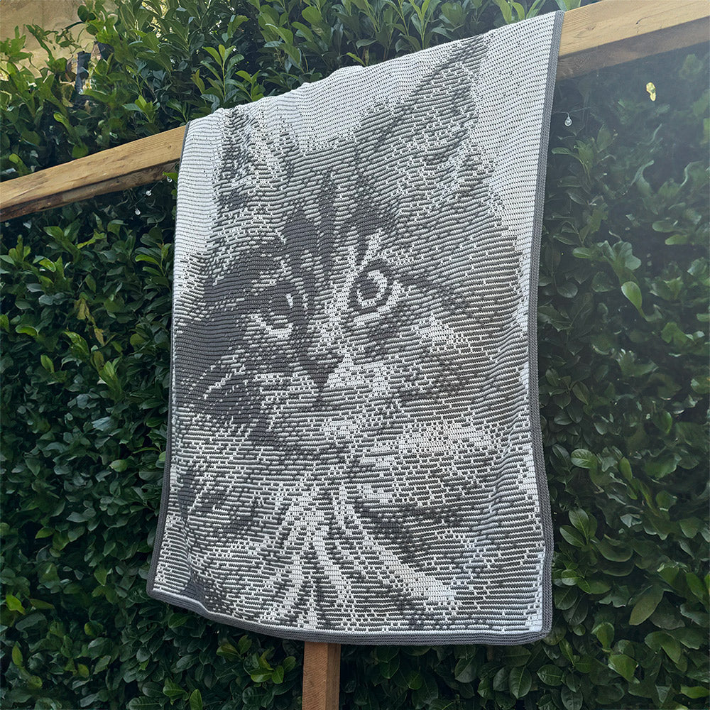 Fluffball black — gemaakt met Fluffball Deken Garenpakket en Haakpakket