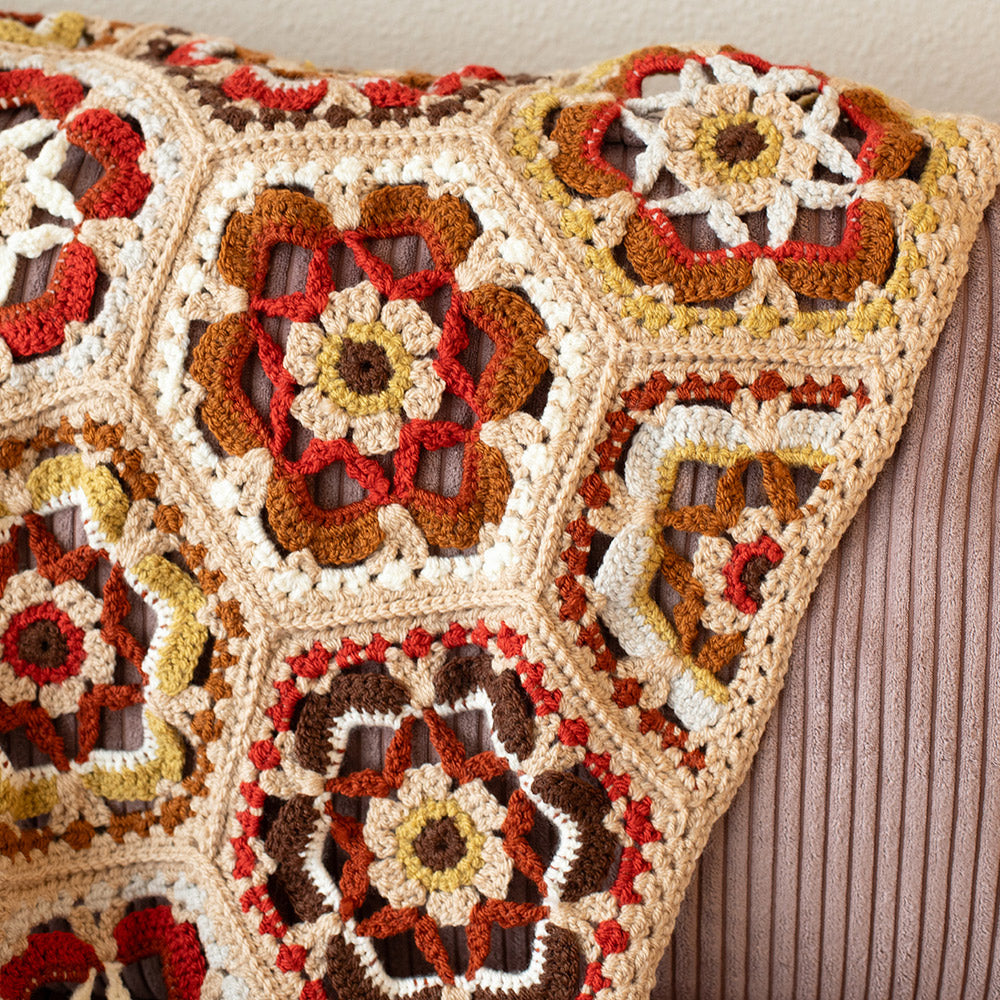 Garden party blanket autumn edition — gemaakt met Garden Party Blanket Autumn Edition - Yarn and Colors Haakpakket (2)