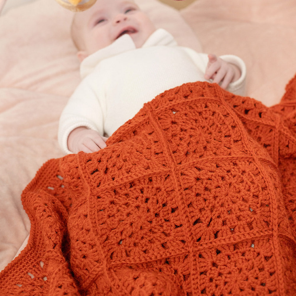 Granny baby deken — gemaakt met Granny Square Babydeken Ledikant Unicolour Haakpakket