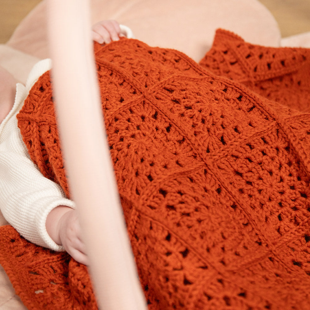 Granny baby deken — gemaakt met Granny Square Babydeken Ledikant Unicolour Haakpakket (2)