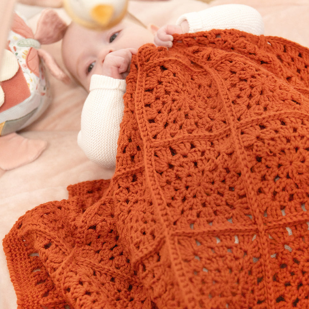 Granny baby deken — gemaakt met Granny Square Babydeken Ledikant Unicolour Haakpakket (5)