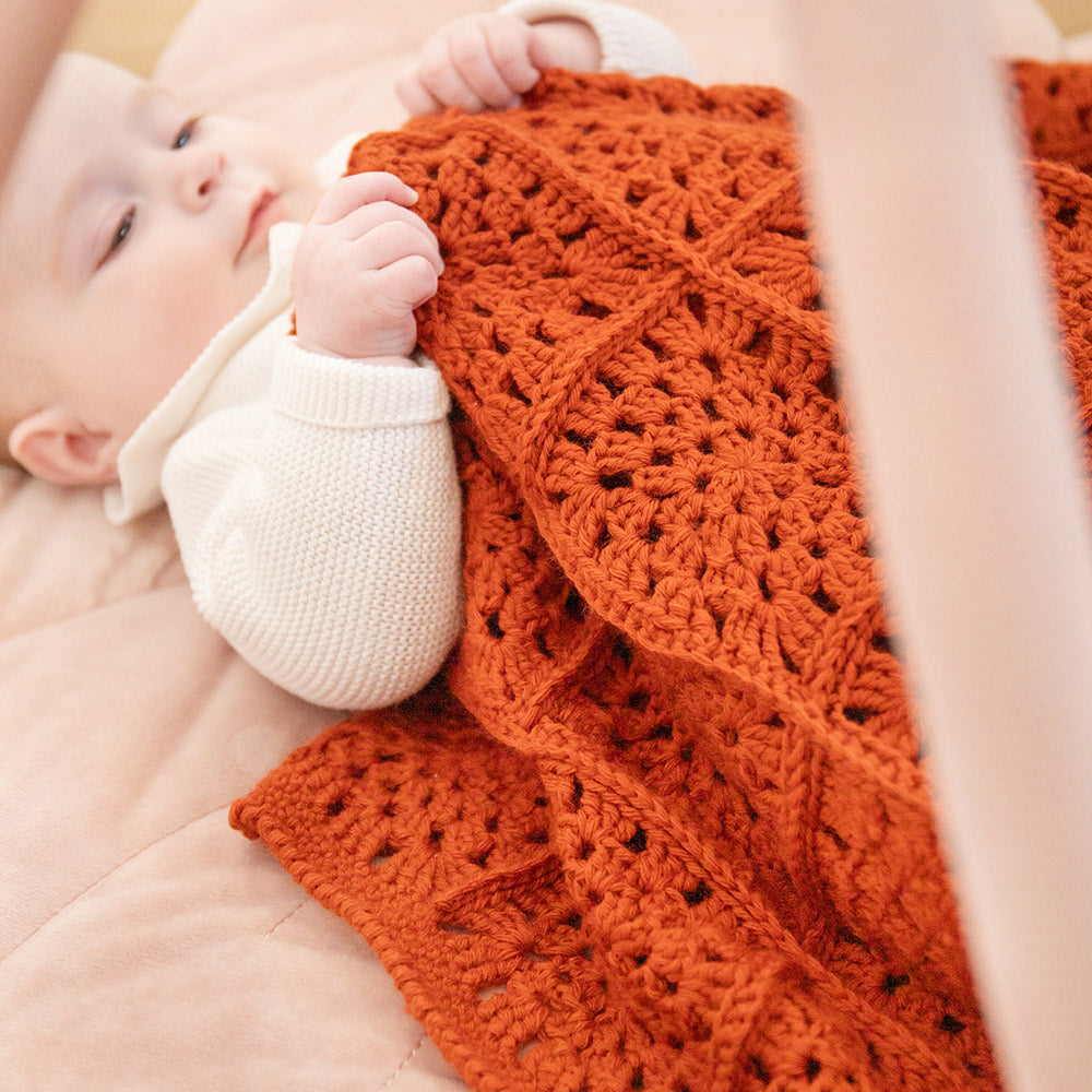 Granny baby deken — gemaakt met Granny Square Babydeken Wieg Unicolour Haakpakket (3)