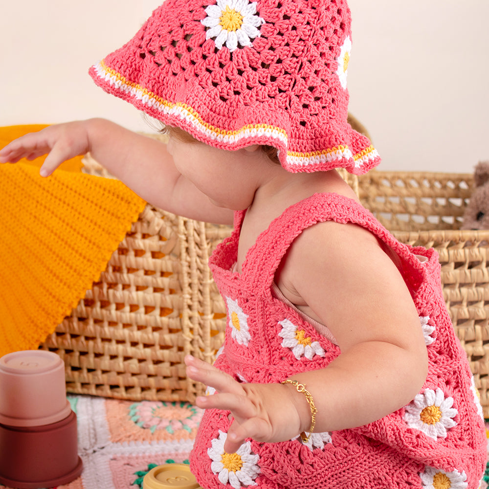 Kinder jurkje — gemaakt met Granny Square Kinderhoedje met bloemen Haakpatroon (2)