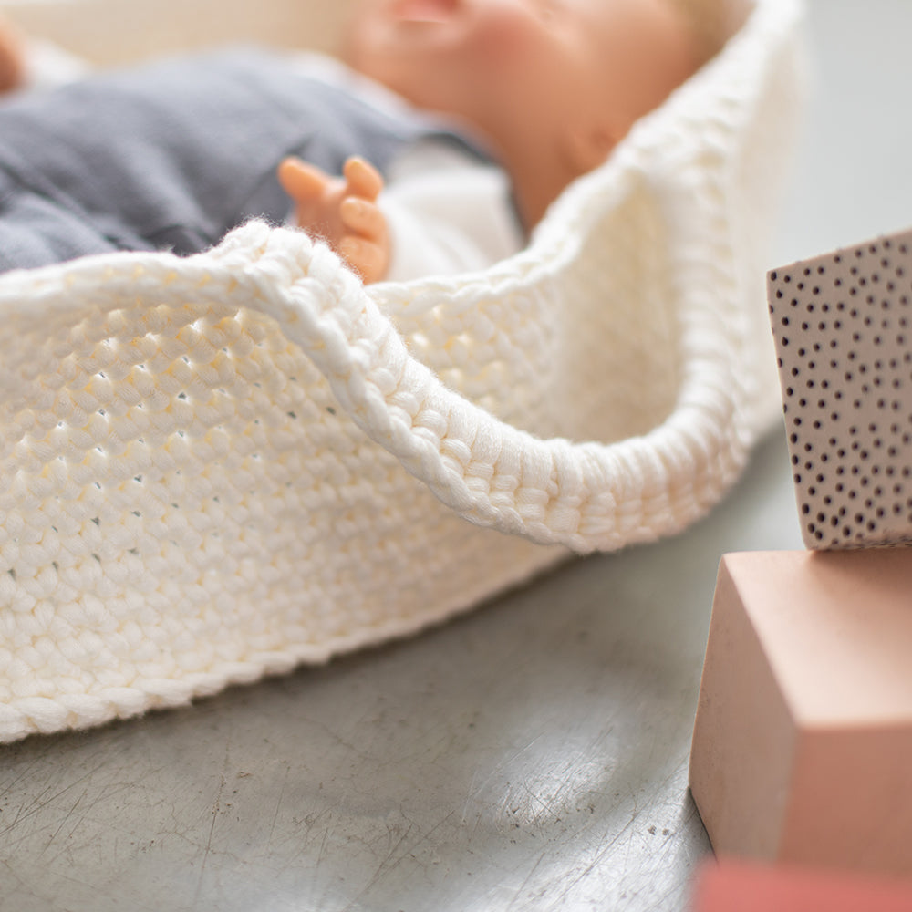 Poppenmandje — gemaakt met Haakpatroon Acrylic Ribbon Poppenmandje