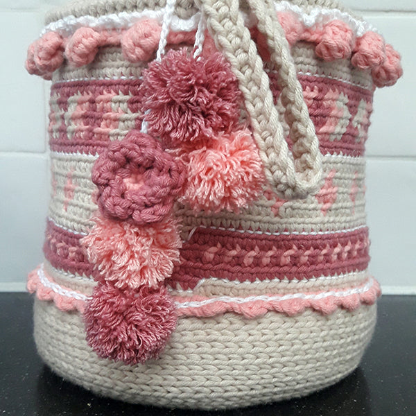 Zijkantmetverspringingopdracht thessa — gemaakt met Haakpatroon Cute Crochet Boho Basket
