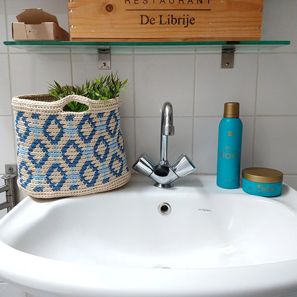Dbbsfeer — sfeerbeeld met Haakpatroon Delfts Blauw Badkamer Mandje (2)