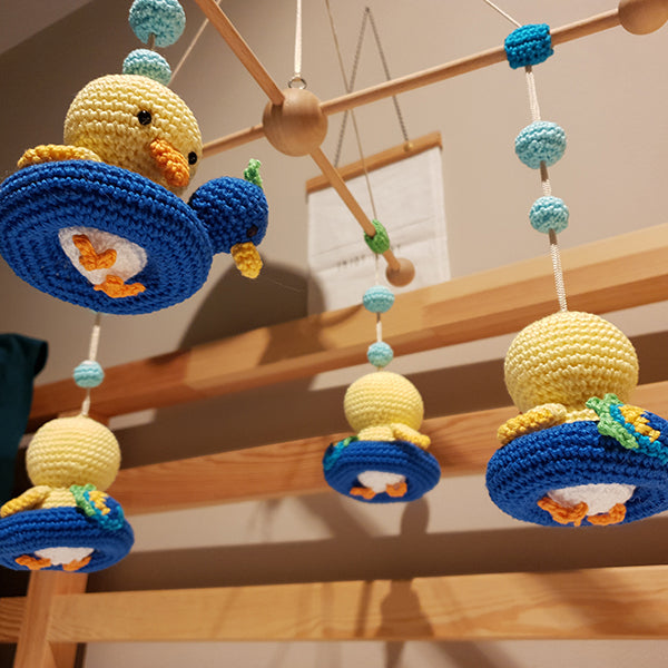 Baby view — sfeerbeeld met Haakpatroon Eendjes Babymobiel