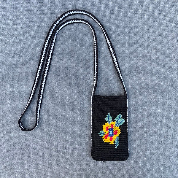 Voorkant tasje — gemaakt met Haakpatroon Flower Telefoontasje