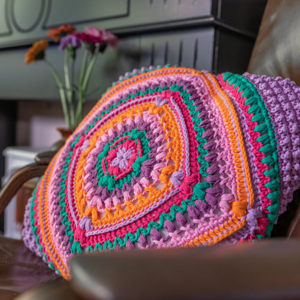Grannys diamond cushion — gemaakt met Haakpatroon Granny’s Diamond Cushion