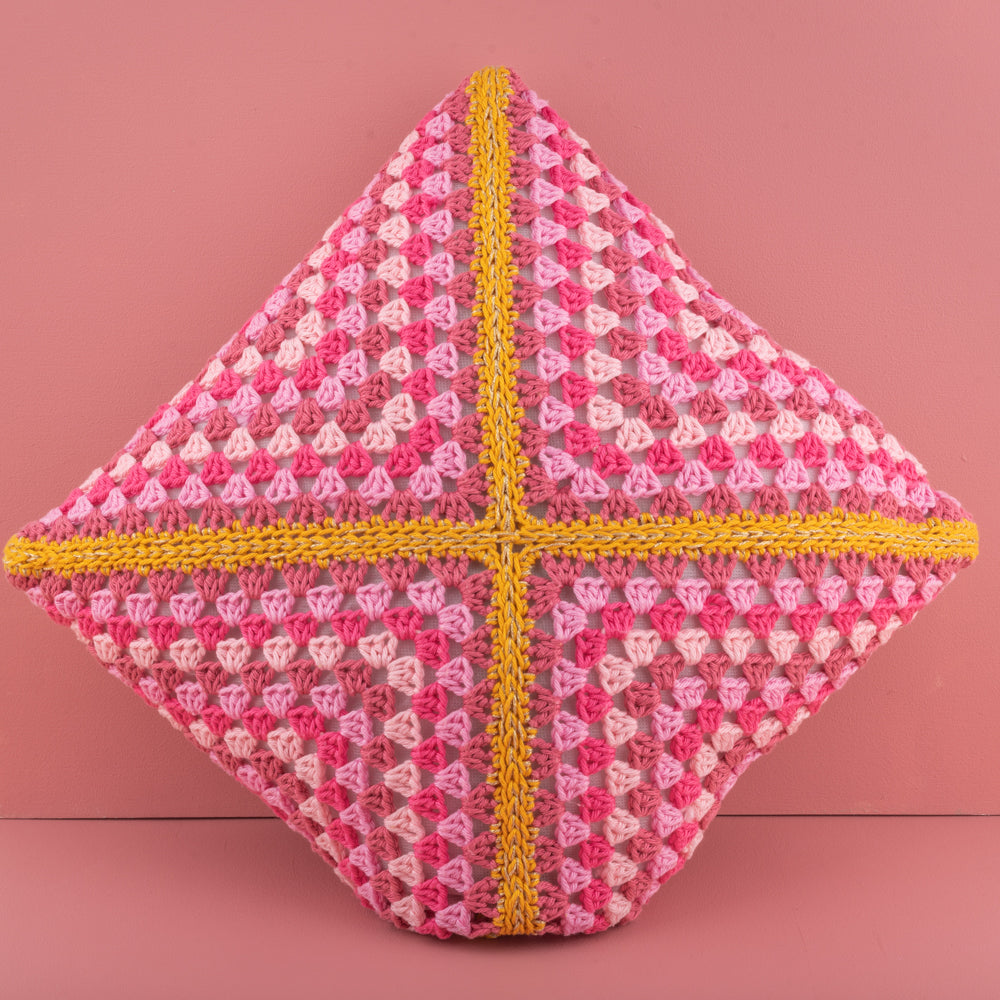Grannys shiny cushion — gemaakt met Haakpatroon Granny’s Shiny Cushion