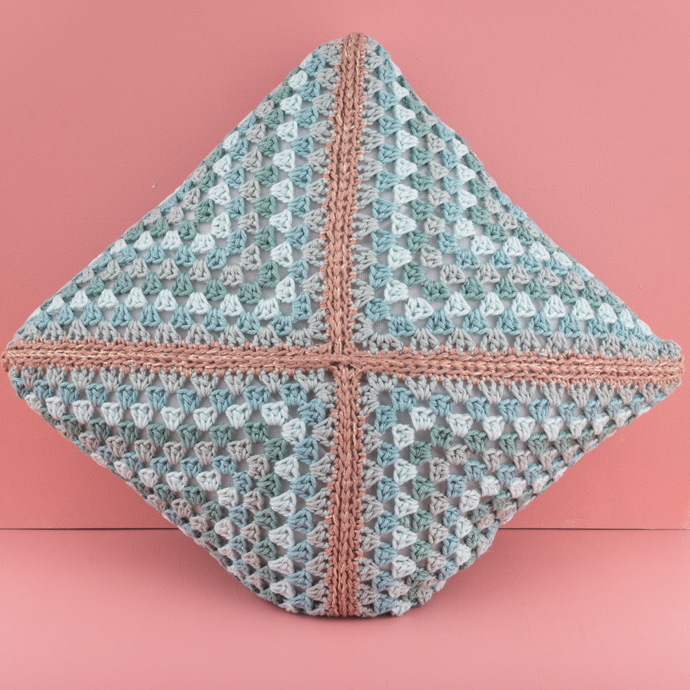 Grannys shiny cushion — gemaakt met Haakpatroon Granny’s Shiny Cushion (2)