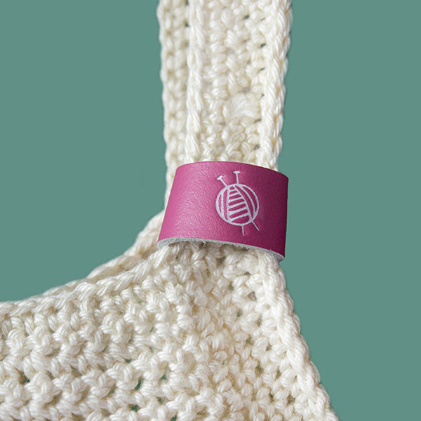 Wit haak label — gemaakt met Haakpatroon Joly Bag (Digital)