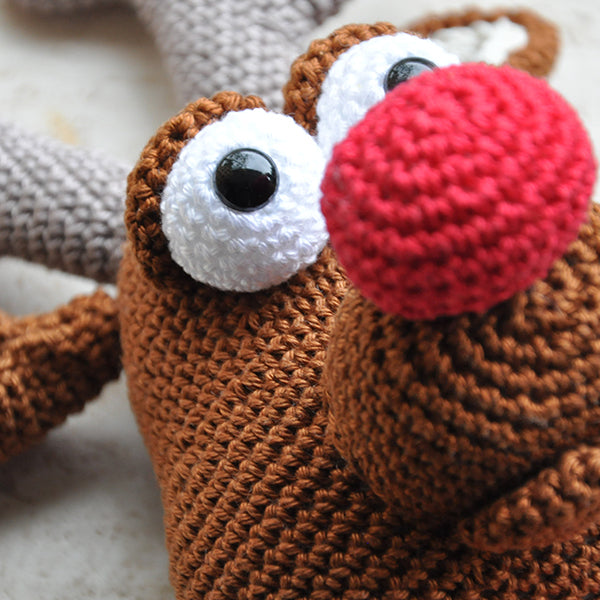 Detailfoto — gemaakt met Haakpatroon Kersthandpoppen Rudolph met de kerstman (2)