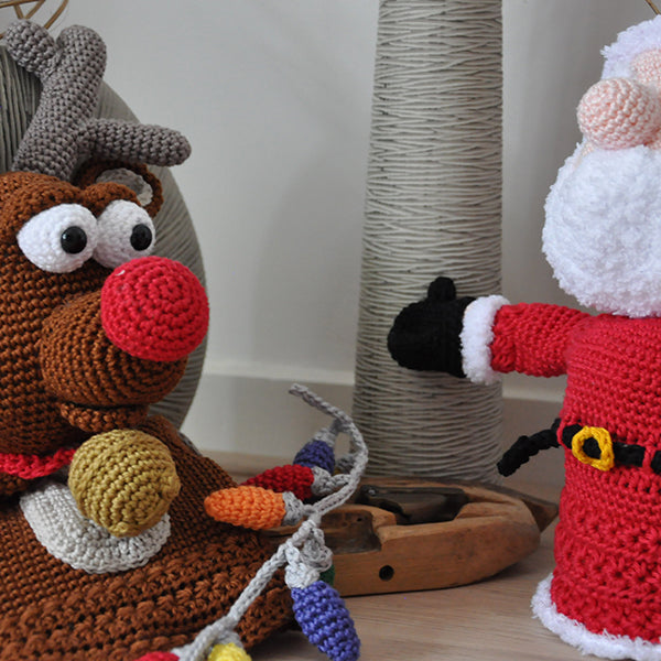 Sfeerbeeld met Haakpatroon Kersthandpoppen Rudolph met de kerstman (2)