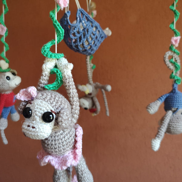 Totaalfoto — gemaakt met Haakpatroon Monkey Madness Babymobiel