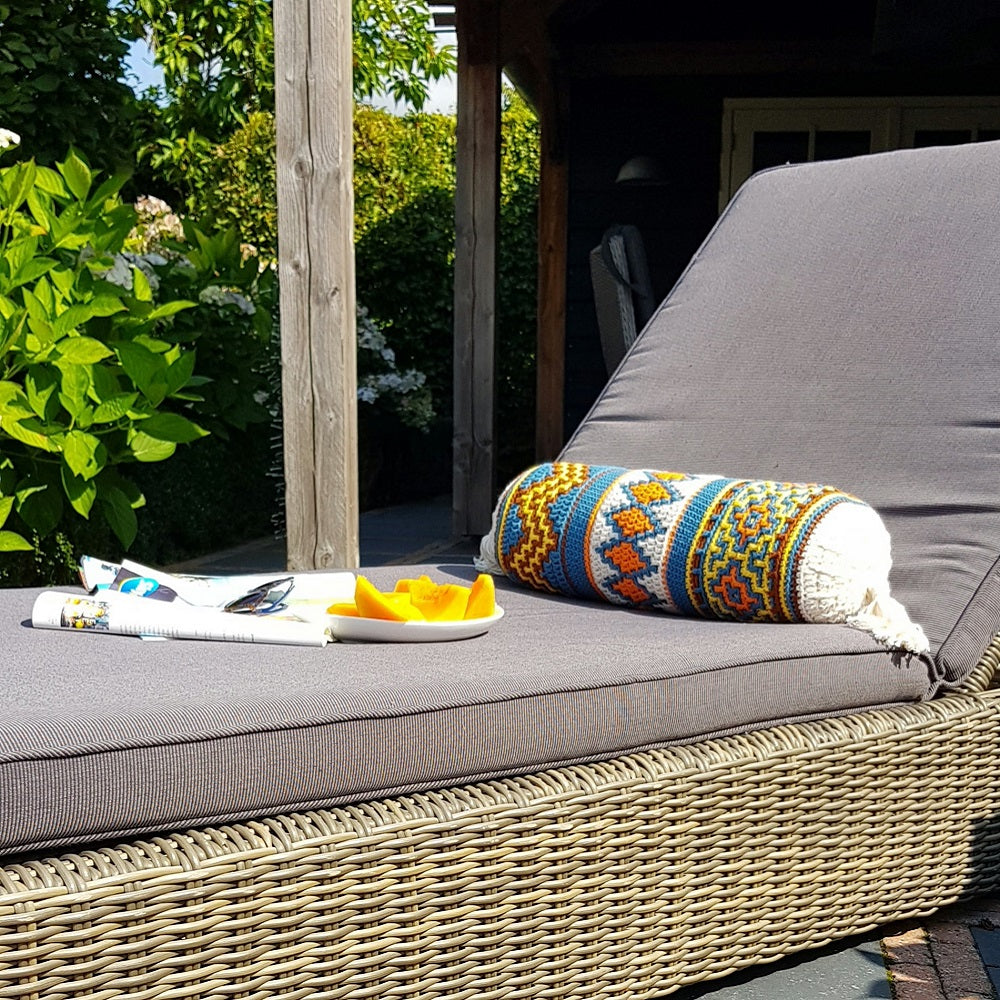 Sfeerbeeld met Haakpatroon Rolkussen Holiday Flower (2)