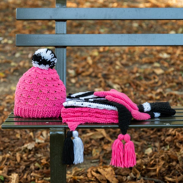 Black white and bright hat — gemaakt met Haakpatroon Yarn and Colors Black White and Bright Hat