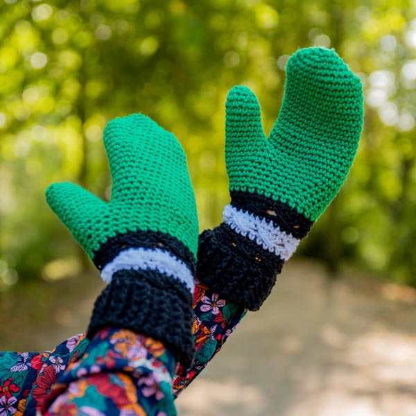 Black white and bright mittens — gemaakt met Haakpatroon Yarn and Colors Black White and Bright Mittens