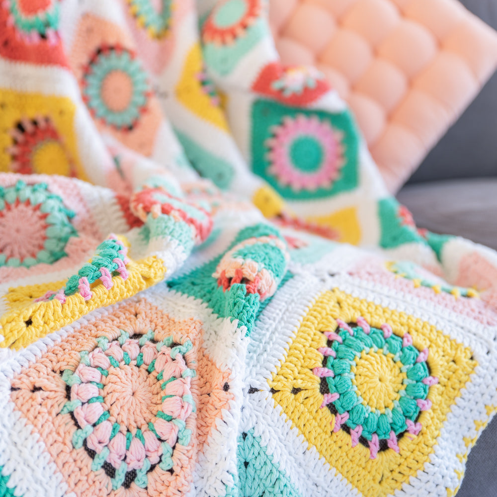 Blossom blanket — gemaakt met Haakpatroon Yarn and Colors Blossom Blanket