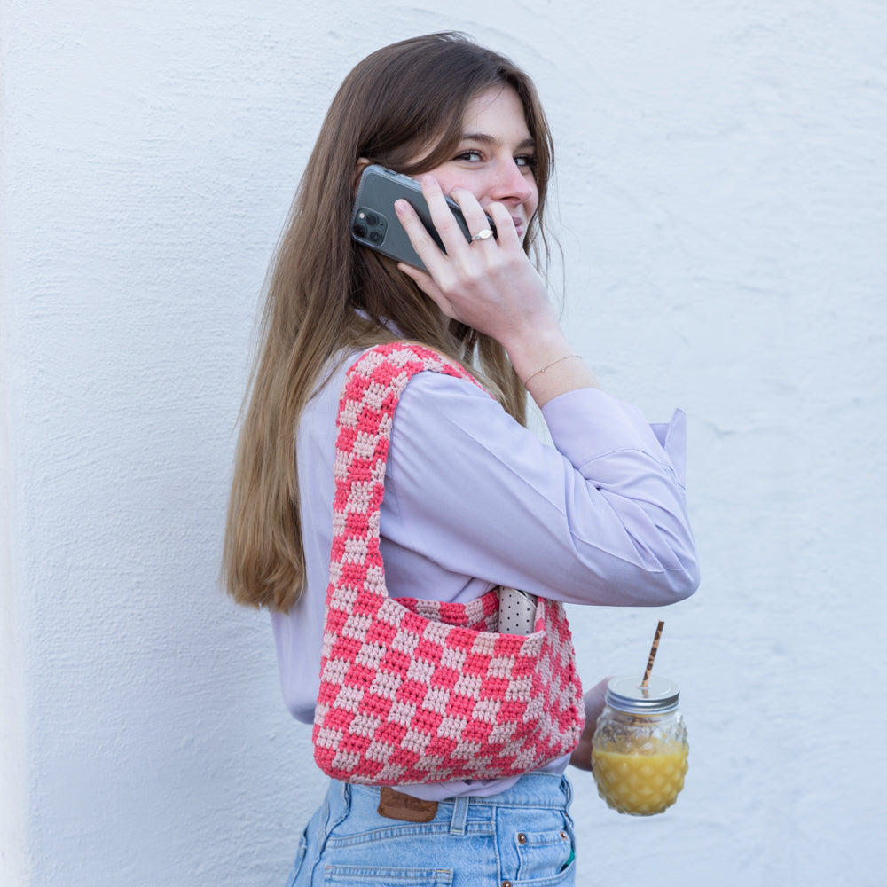 Checkered bag — gemaakt met Haakpatroon Yarn and Colors Checkered Bag