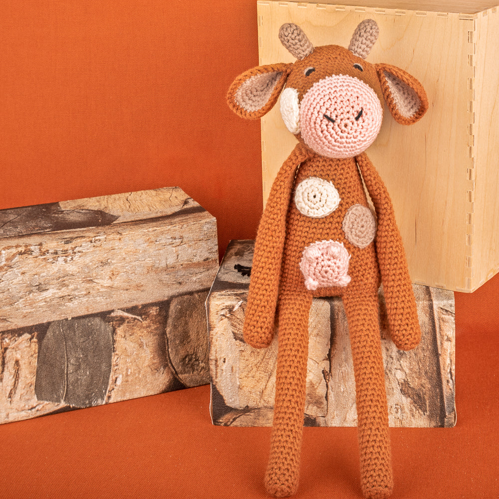 Clara cow — gemaakt met Haakpatroon Yarn and Colors Clara Cow