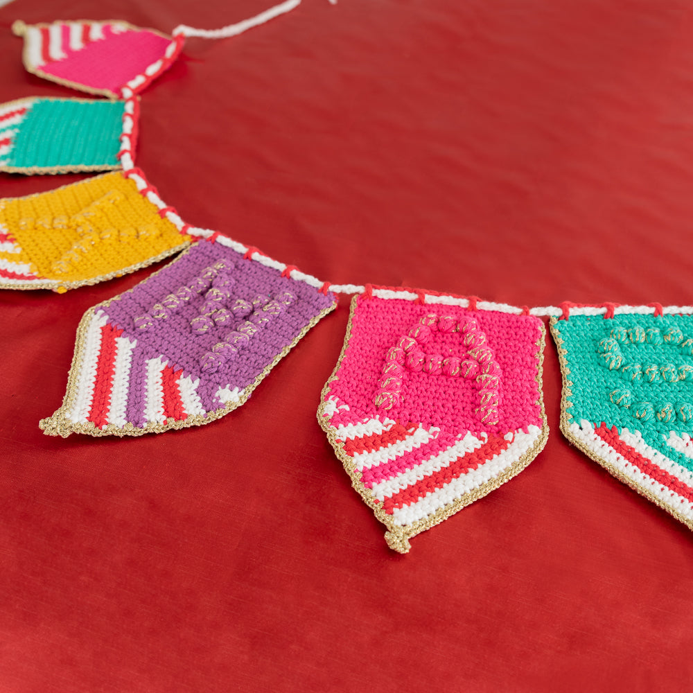 Colorful christmas bunting — gemaakt met Haakpatroon Yarn and Colors Colorful Christmas Bunting