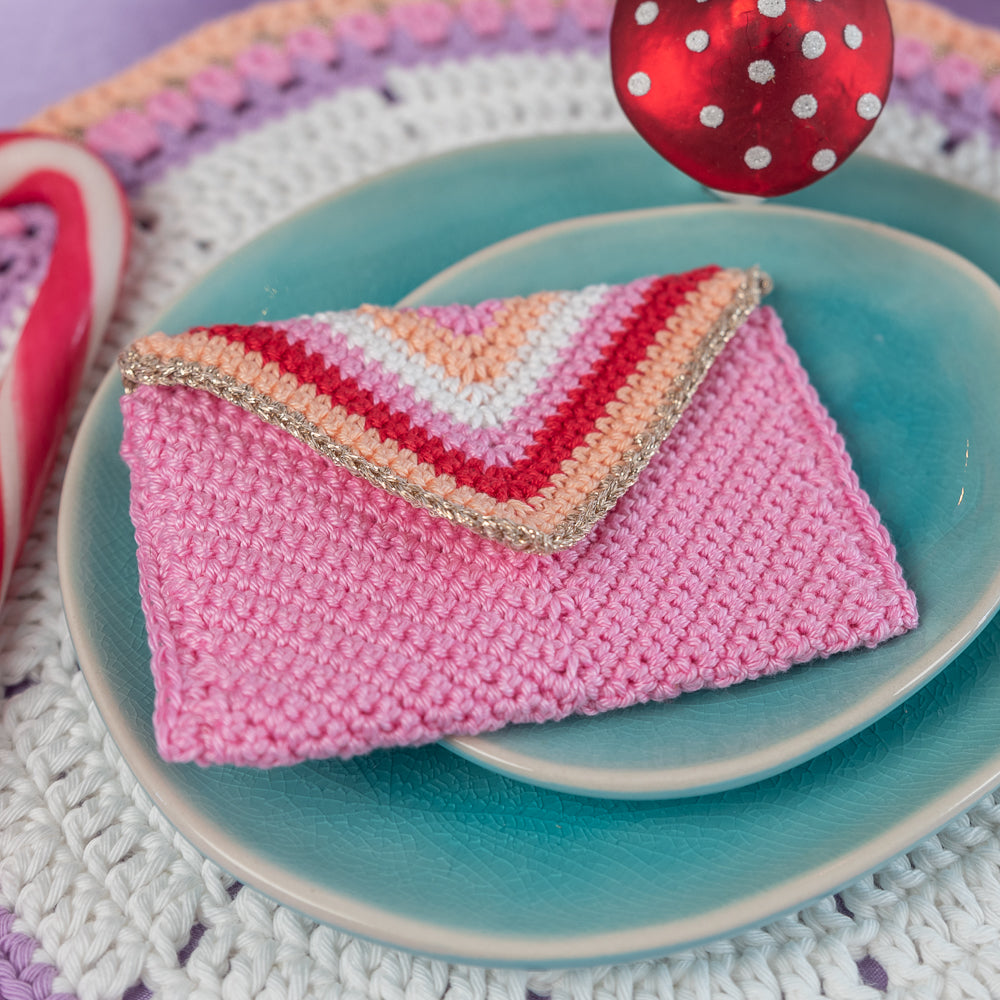Colorful christmas menu holder — gemaakt met Haakpatroon Yarn and Colors Colorful Christmas Menu Holder (2)