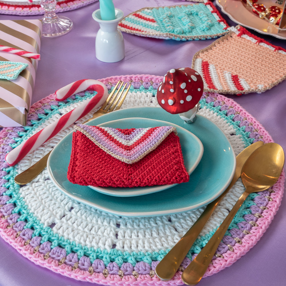 Colorful christmas placemats — gemaakt met Haakpatroon Yarn and Colors Colorful Christmas Pattern Bundle