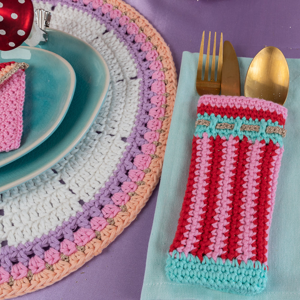 Colorful christmas cutlery keeper — gemaakt met Haakpatroon Yarn and Colors Colorful Christmas Pattern Bundle