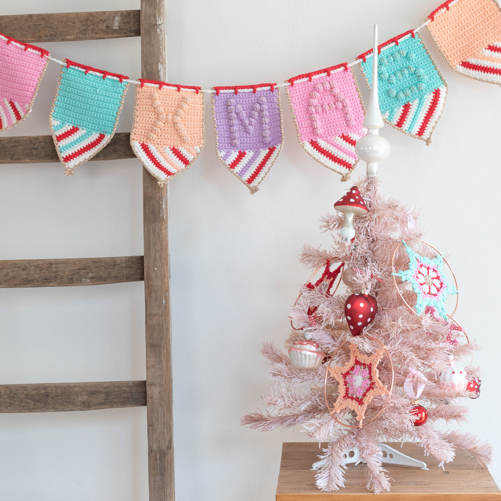 Colorful christmas bunting — gemaakt met Haakpatroon Yarn and Colors Colorful Christmas Pattern Bundle