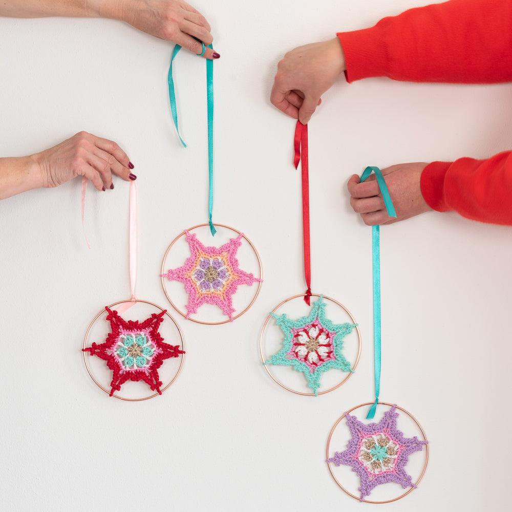 Colorful christmas stars — gemaakt met Haakpatroon Yarn and Colors Colorful Christmas Star (3)