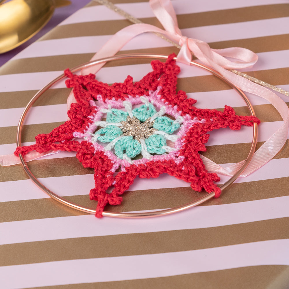 Colorful christmas stars — gemaakt met Haakpatroon Yarn and Colors Colorful Christmas Star