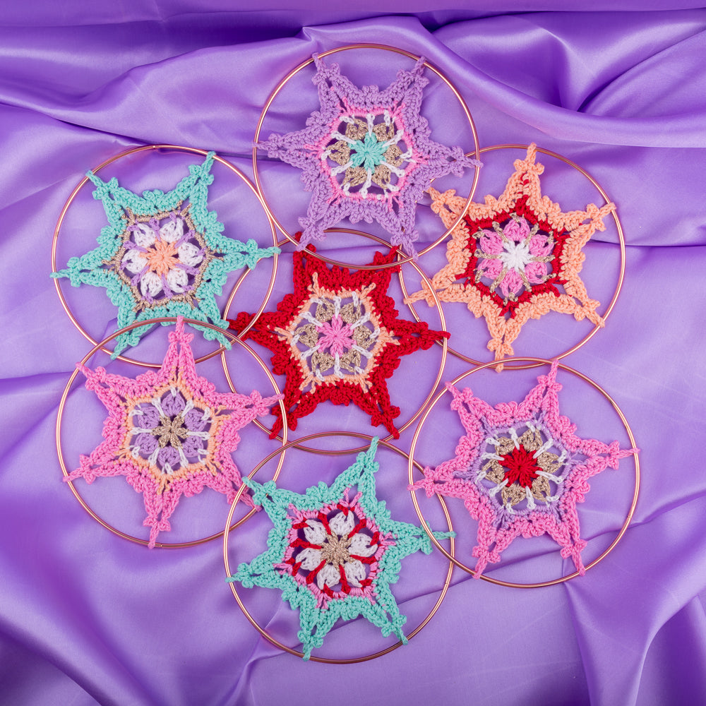 Colorful christmas stars — gemaakt met Haakpatroon Yarn and Colors Colorful Christmas Star (5)