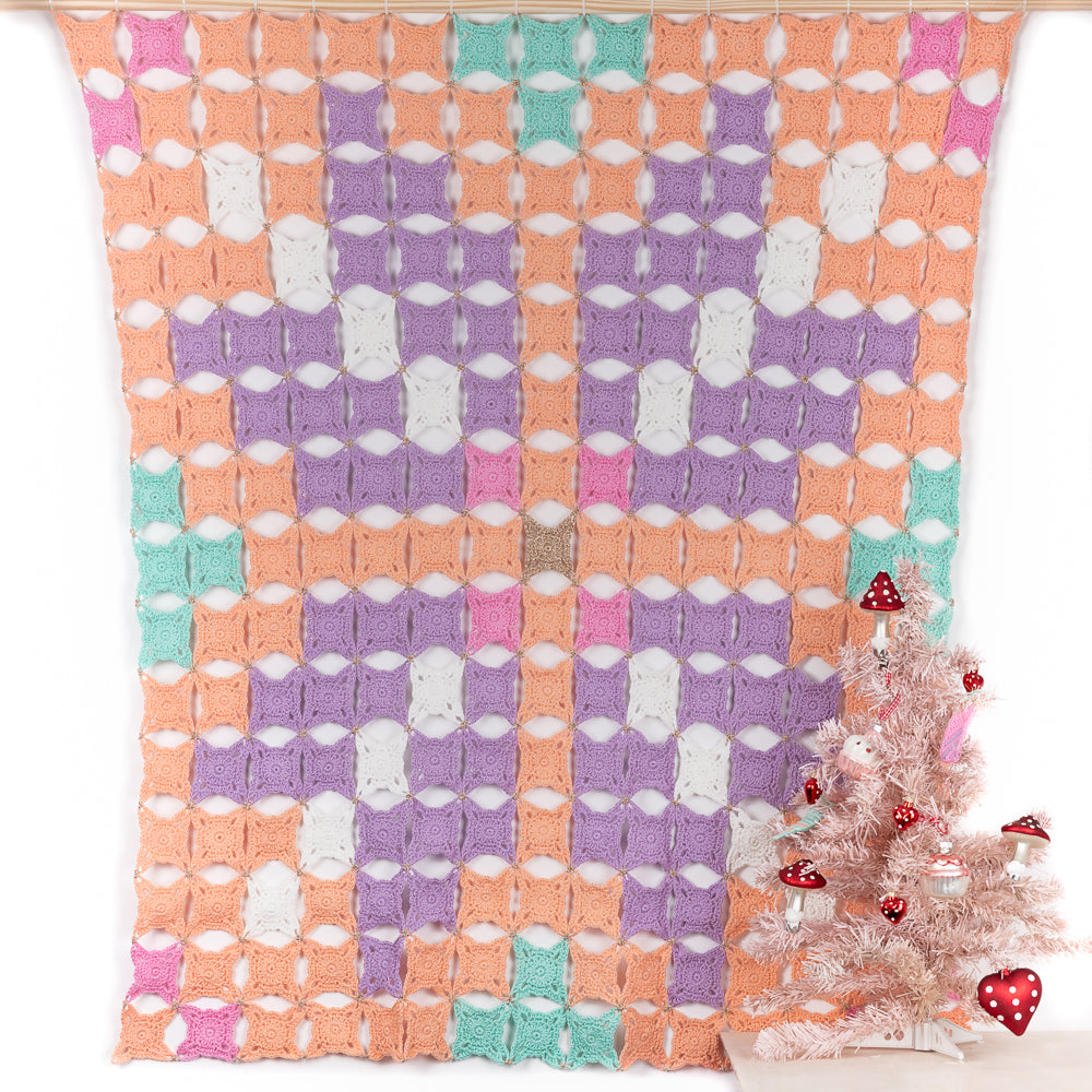 Haakpatroon Yarn and Colors Colorful Christmas Wall Hanging