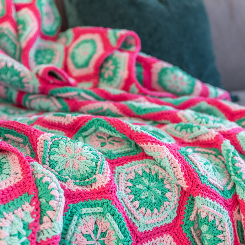 Flower hexagon blanket — gemaakt met Haakpatroon Yarn and Colors Flower Hexagon Blanket (2)