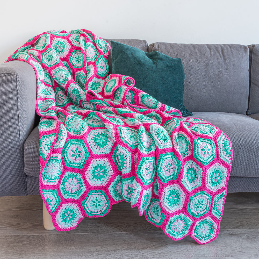 Flower hexagon blanket — gemaakt met Haakpatroon Yarn and Colors Flower Hexagon Blanket