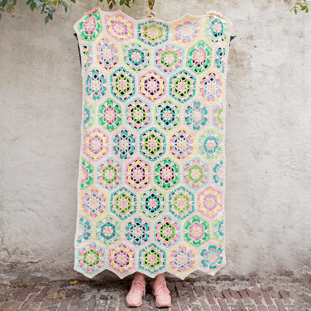 Garden party blanket — gemaakt met Haakpatroon Yarn and Colors Garden Party Blanket (2)