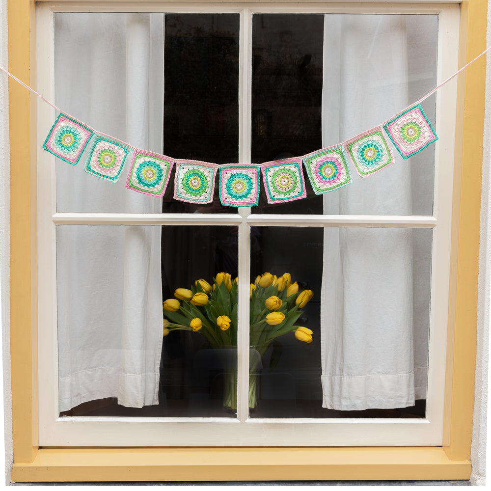 Garden party bunting — gemaakt met Haakpatroon Yarn and Colors Garden Party Bunting (2)