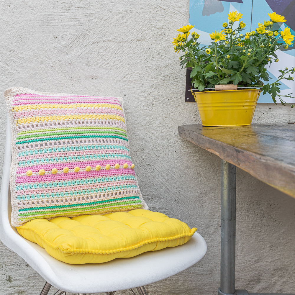 Garden party cushion — gemaakt met Haakpatroon Yarn and Colors Garden Party Cushion