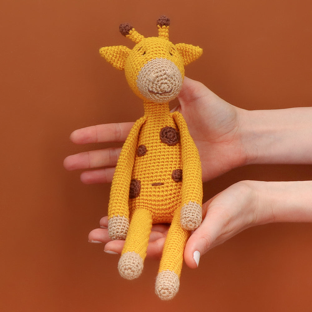 Gina giraffe — gemaakt met Haakpatroon Yarn and Colors Gina Giraf
