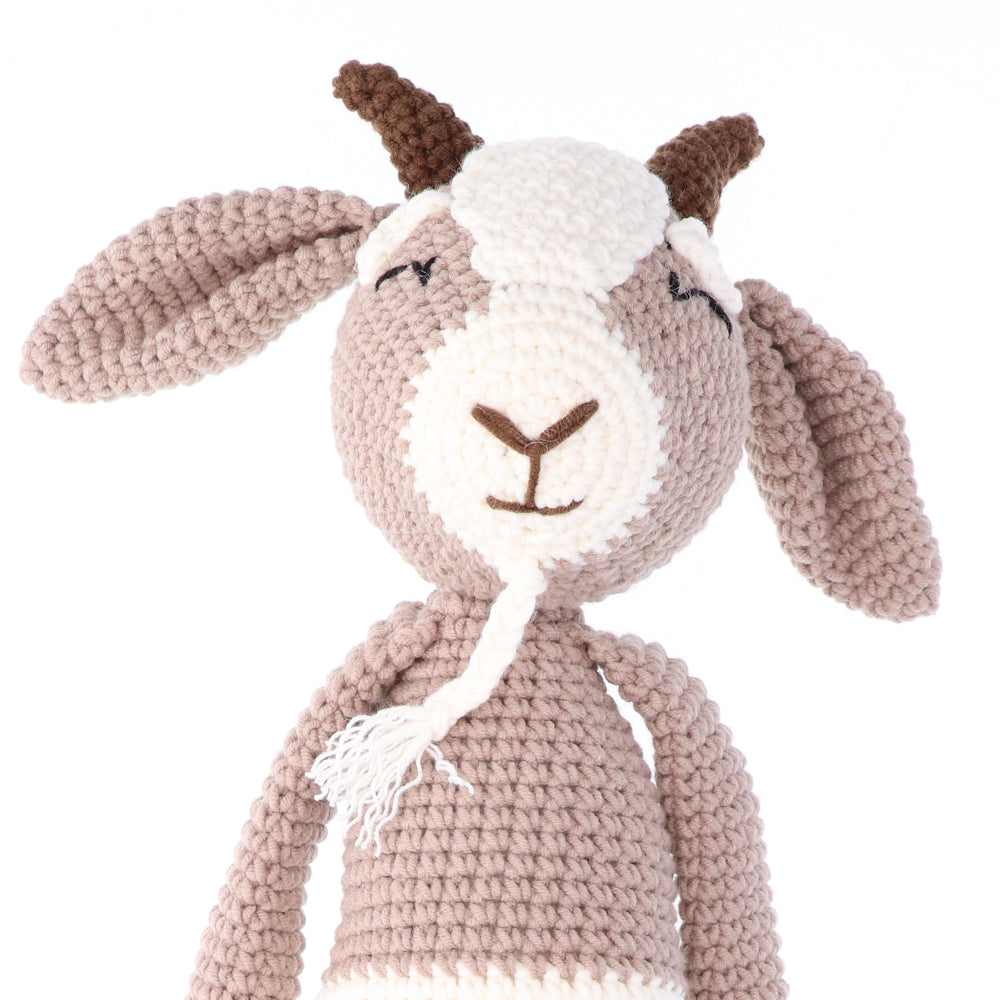 Gus goat — gemaakt met Haakpatroon Yarn and Colors Gus Goat (3)